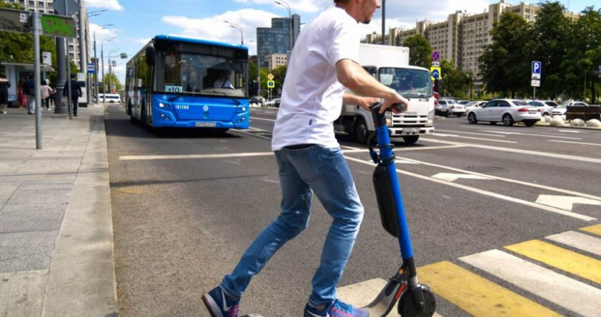 За что будут штрафовать водителей электросамокатов в России, какой проект был внесен в Госдуму