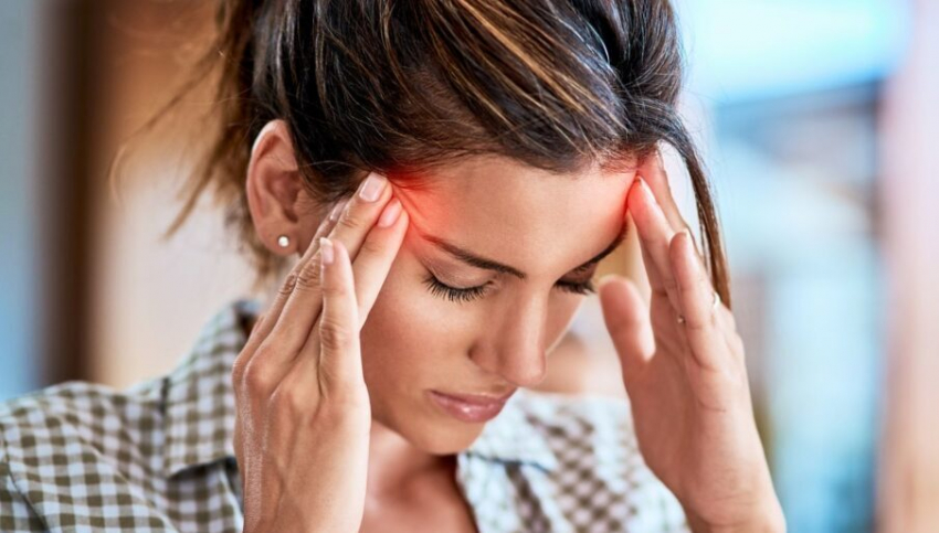 Почему по утрам болит голова: названы самые частые причины