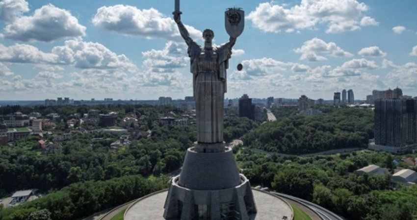 На монументе Родина-мать в Киеве началась установка трезубца вместо герба СССР, что сказала Мария Захарова