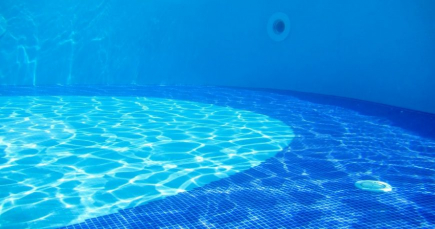 Какие опасные болезни можно подхватить в дачном бассейне: мнение российского врача-инфекциониста