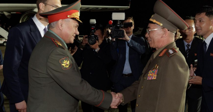 Обмен опытом: глава Минобороны РФ Сергей Шойгу провел встречу с Ким Чен Ыном, о чем говорили, какое оружие показал глава КНДР