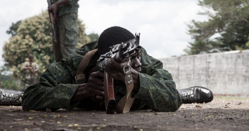 Жители Африки выходят с плакатами и флагами в поддержку ВС РФ и бойцов Вагнера