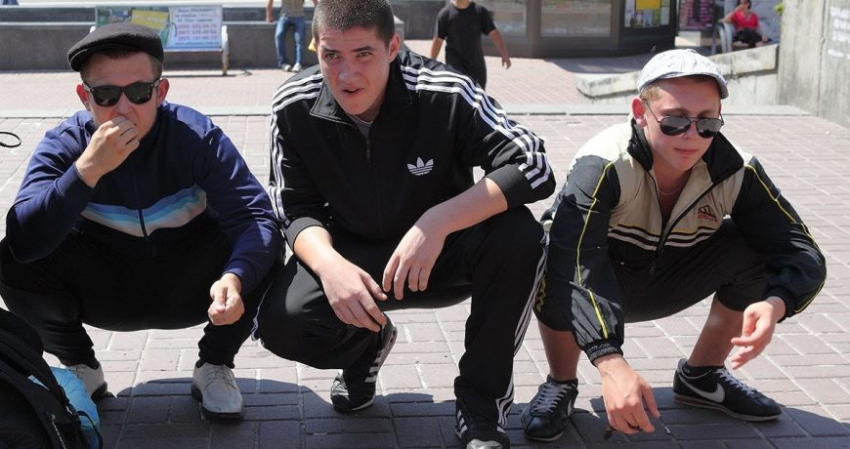 Русских здесь не ждут: банды мигрантов угрожают школьникам и собирают с них дань