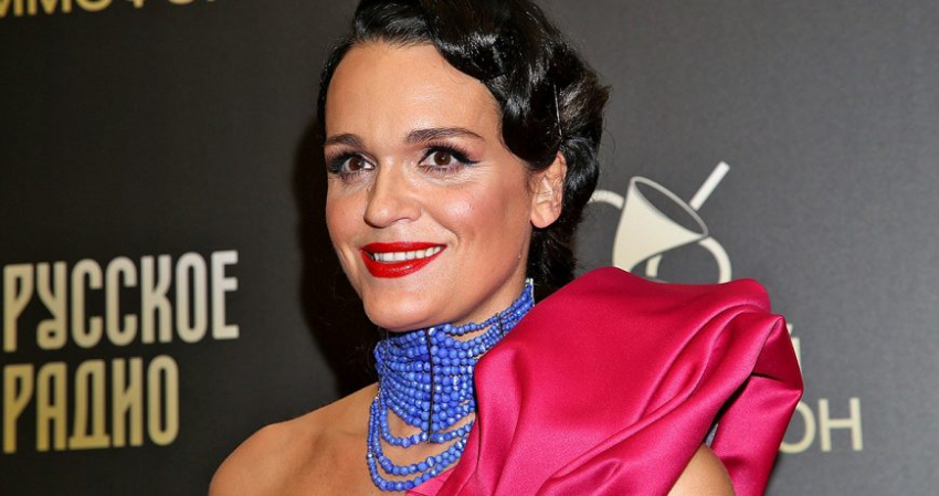 Из кальянщика в хирурги: российские звезды переругались из-за силиконовых грудей