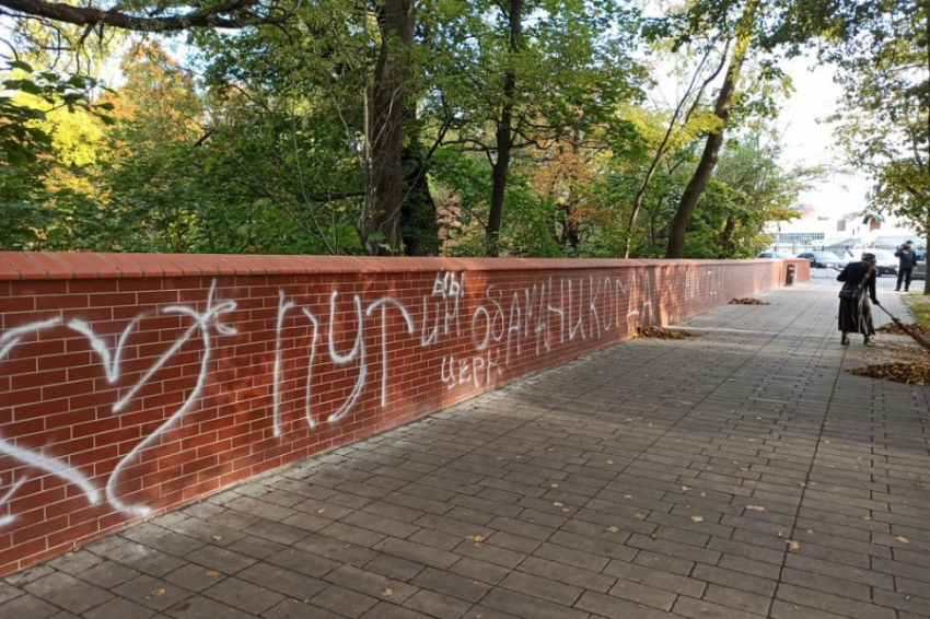 В Тюменской области вандалы испортили городскую набережную