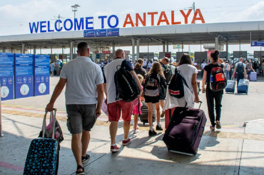 В «Турпомощи» сообщили о ситуации с российскими туристами, которые не могут покинуть Турцию