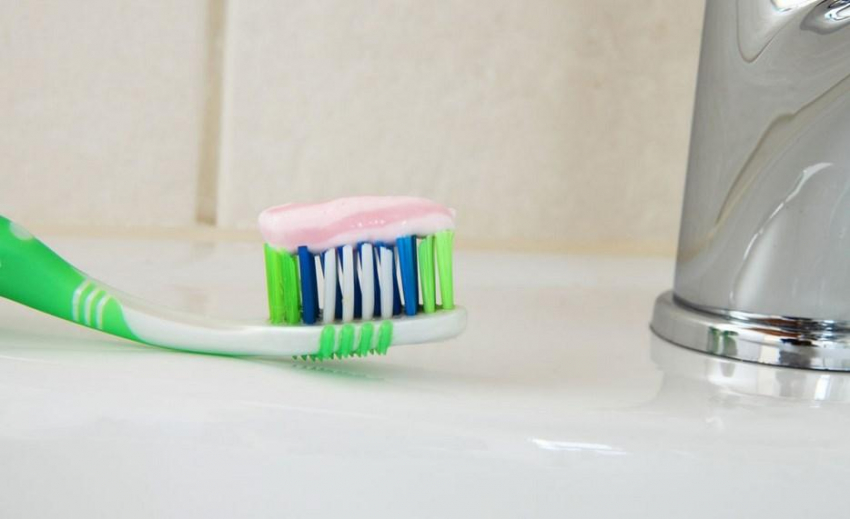 Доктор Малышева: Зубная паста с триклозаном повышает риск развития рака