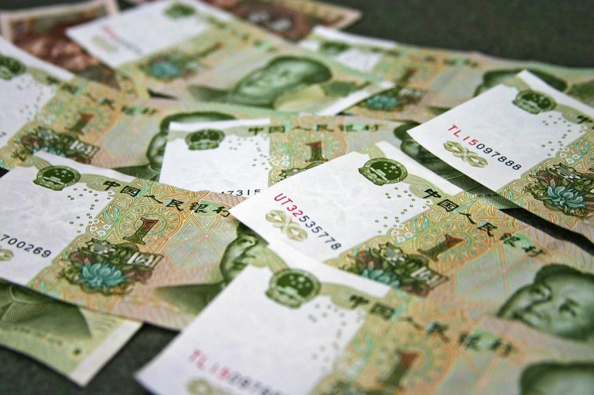 Юань рекордно обвалился из-за ослабления экономики КНР с начала года