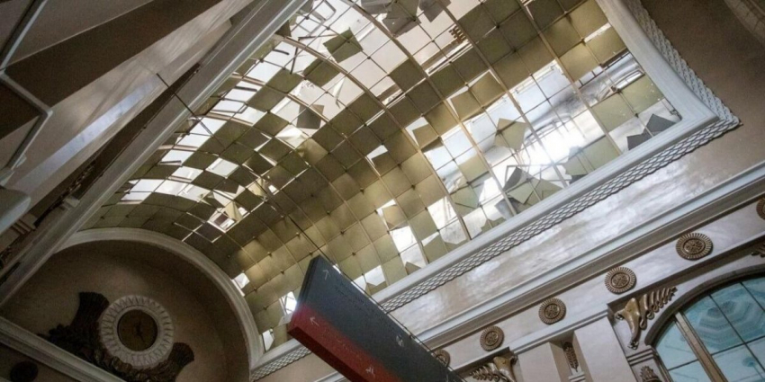 Беспилотники атаковали здание железнодорожного вокзала в Курске