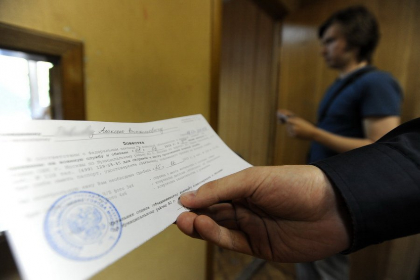 В Челябинске мигрантам, получившим гражданство РФ, вручили повестки на рынке