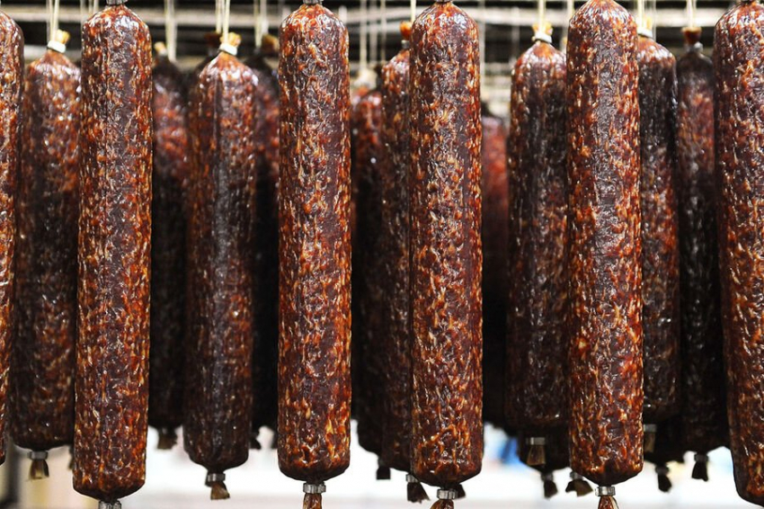 Диетолог РФ Силина: чтобы продлить молодость, нужно меньше есть майонез и колбасу