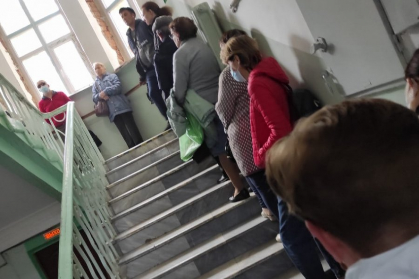 Пациенты поликлиники Екатеринбурга ждут на лестнице ради справки