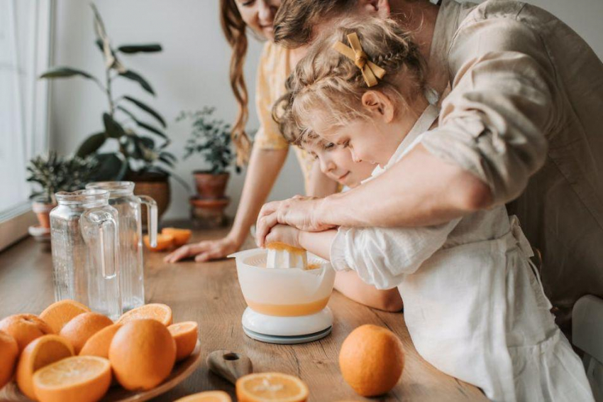 Педиатр Османов рекомендовал для улучшения настроения есть бананы, цитрусовые и сыр
