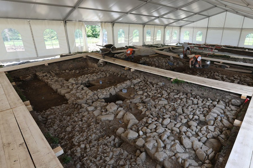 Древние римские стены, обнаруженные в швейцарских Альпах, стали «археологической сенсацией»