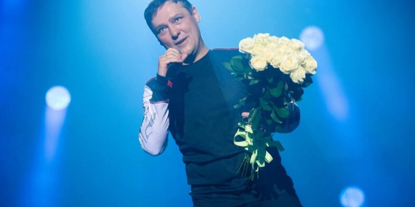 «Двухметровый Юра из бронзы» Вдова Шатунова приехала в Россию, чтобы поставить памятник солисту «Ласкового мая» — когда и где