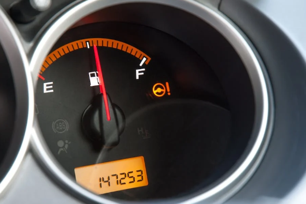 Автомобили россиян смогут забирать на штрафстоянки из-за горящего индикатора ABS