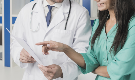 Врач Бурдакова назвала проблемы, о которых сигнализируют отеки на лице