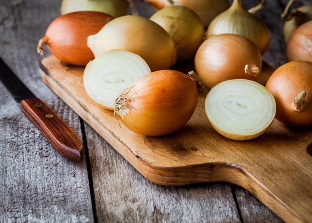 Как хранить лук в городской квартире на зиму: полезные советы для хозяек