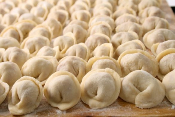 Почему нельзя бросать пельмени в кипящую воду: основные причины, как правильно варить