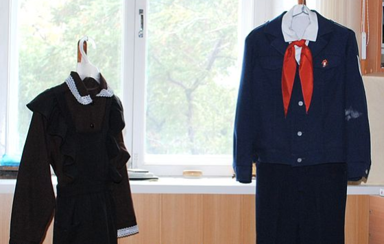 Украинская чиновница устроила скандал из-за школьниц в форме советского образца