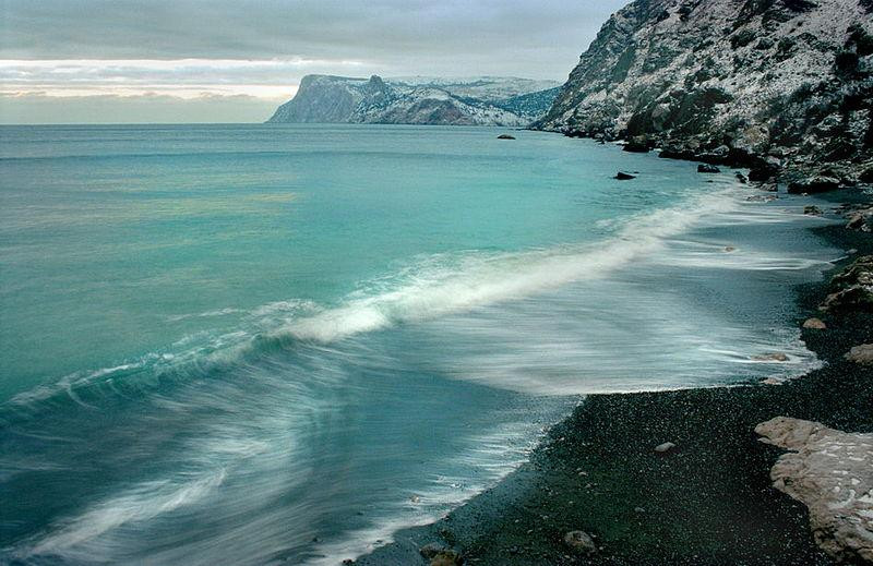 Мужчина утонул на глазах у отдыхающих около пляжа в поселке под Сочи