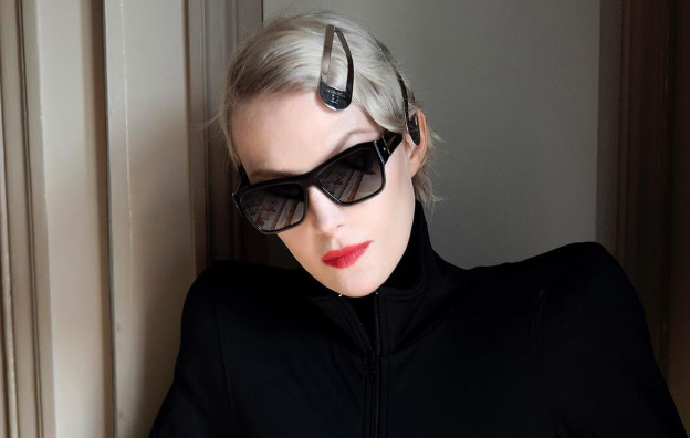 56-летняя Рената Литвинова устроила фотосессию в купальнике