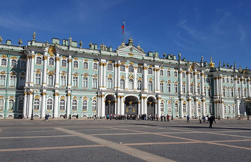 Дрон врезался в Зимний дворец в Петербурге