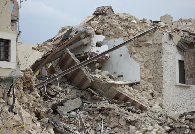 Кадры с первыми секундами разрушительного землетрясения в Марокко появились в Сети