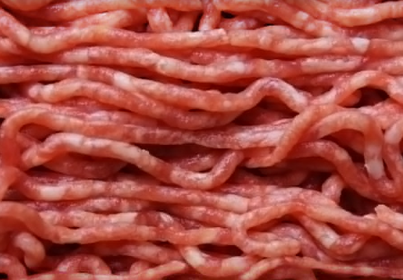 Жительница Новороссийска в купленном фарше обнаружила гвозди и камни