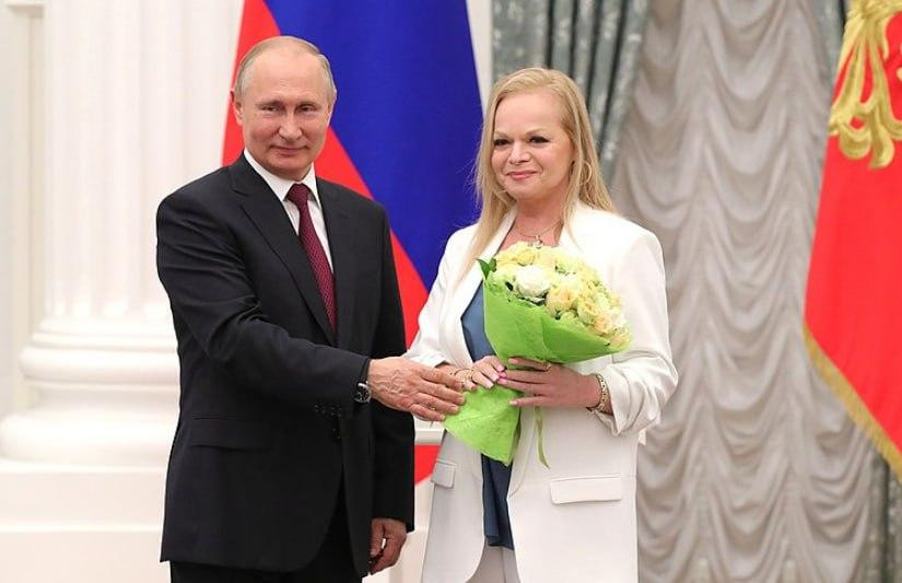 Певица Лариса Долина поделилась редкими кадрами без макияжа