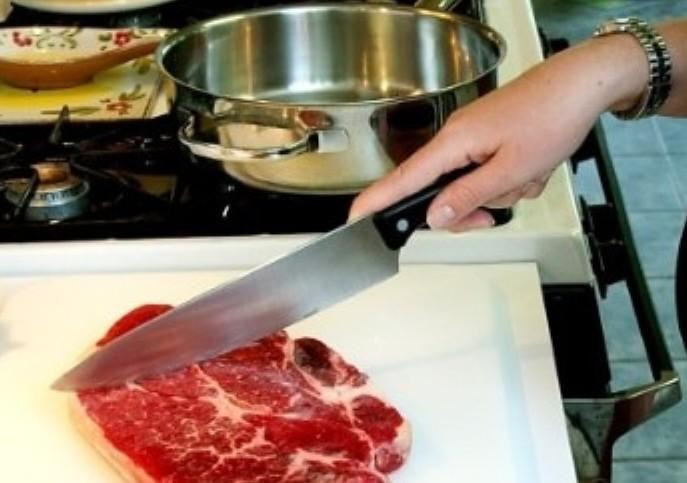 Эксперт Шнайдер назвал мытьё мяса перед приготовлением опасной привычкой