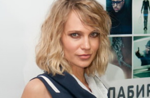 Глюкоза устроила фотосессию в купальнике у бассейна