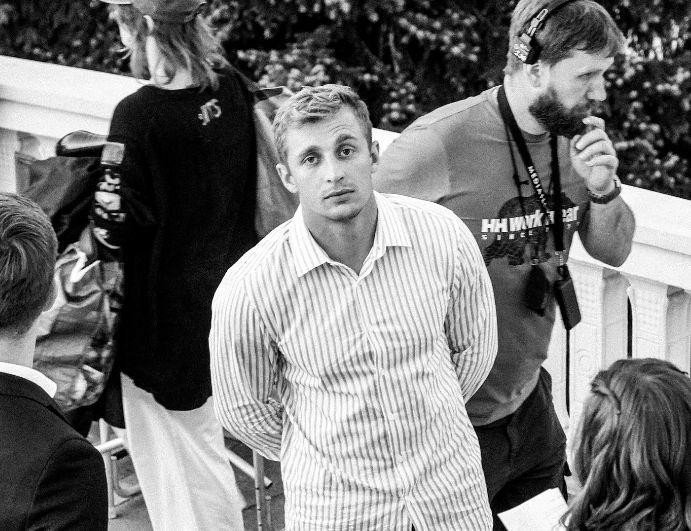 Саша Стоун после расставания с Карнавал переживает по поводу обесценивания своей работы