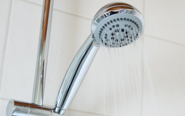 Названа польза холодного и горячего душа после тренировки