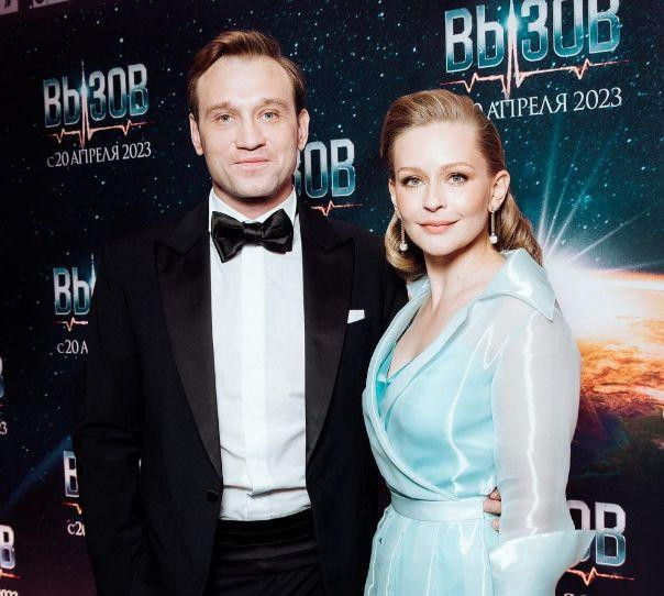 Возлюбленного Юлии Пересильд Тройника задевает ее известность