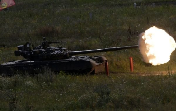 Танк группировки войск "Восток" ВС РФ обратил в бегство колонну техники ВСУ