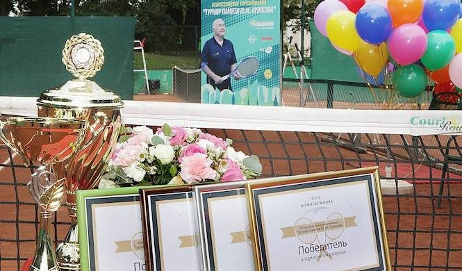 Свыше ста юных спортсменов боролись в Москве за победу в теннисном турнире памяти Юрия Лужкова 