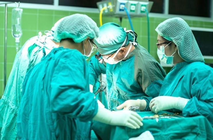 Хирурги МОНИИАГ удалили женщине 30-литровую опухоль яичника