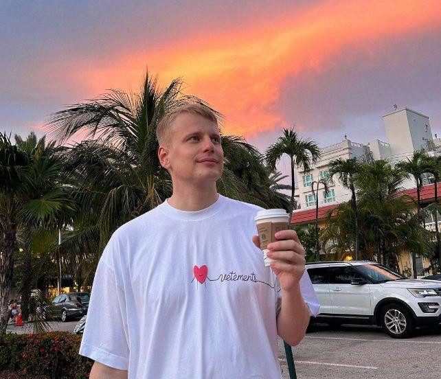 Белорусский стендап-комик Комиссаренко женился в Турции на бывшей вебкам-модели Фурмановой