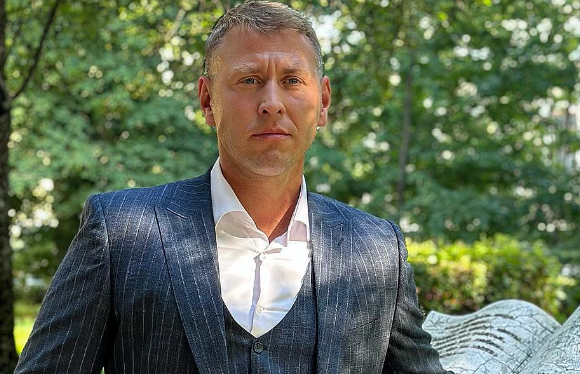 Звезда «Кухни» Михаил Тарабукин снимется в ремейке «Счастливы вместе»