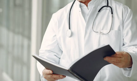 Врач Хухрев назвал заболевания, которые грозят людям старше 50 лет