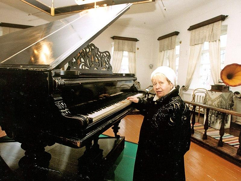 93-летняя Александра Пахмутова спросила о месте для себя рядом с мужем на кладбище