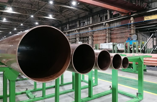 На парковке московского ЖК иномарки завалило трубами