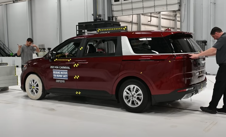 Минивэны Toyota Sienna и Kia Carnival провалили американский краш-тест
