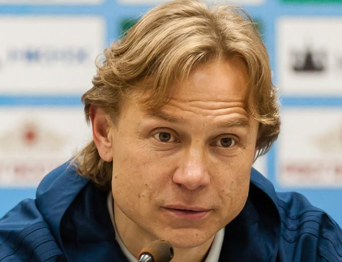 Жена тренера Карпина заверила, что муж заявил о желании уехать из России "на эмоциях"