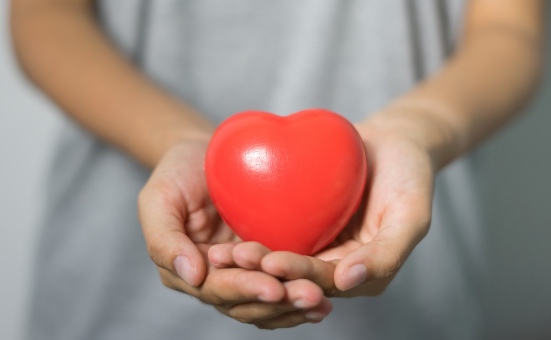 Кардиолог Фомичева предупредила об отеках и высоком давлении из-за соленой еды