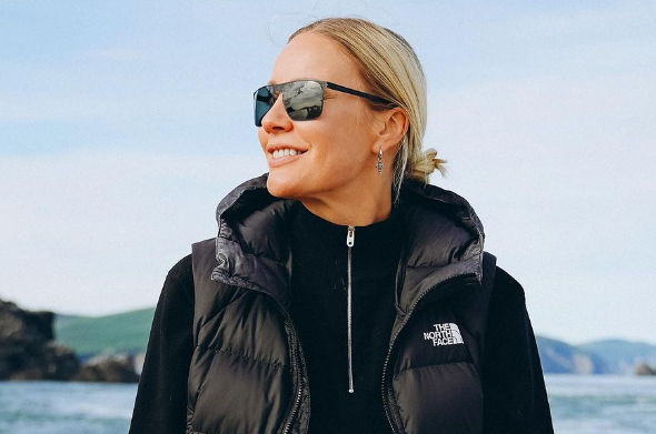 44-летняя Елена Летучая снялась в купальнике у бассейна