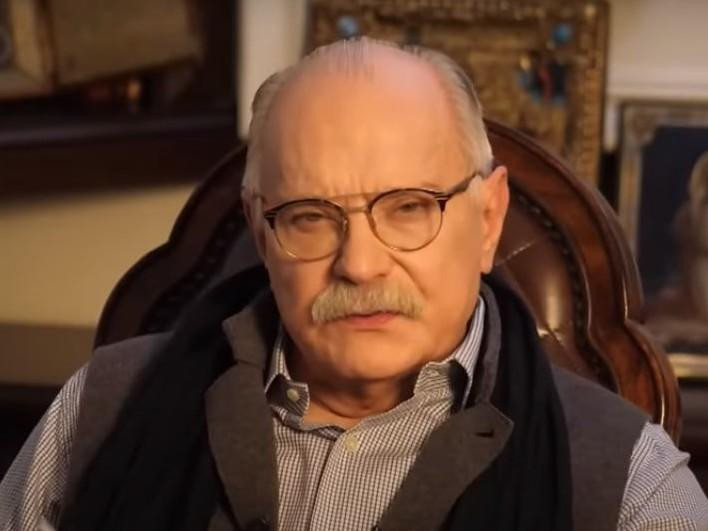 Режиссёр Михалков увольняет члена киногруппы, если тот «перетягивает внимание на себя»