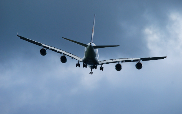 Пилотов летевшего в Москву лазера пытались ослепить лазером