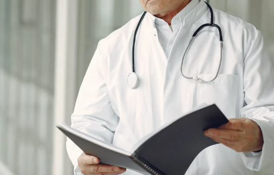 Стоматолог Антонов рассказал о признаках проблем с щитовидной железой во рту